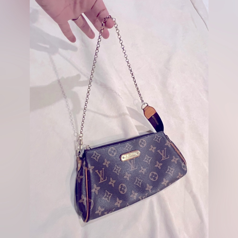 Louis mini bag so cute and trendy with the gold chain handle